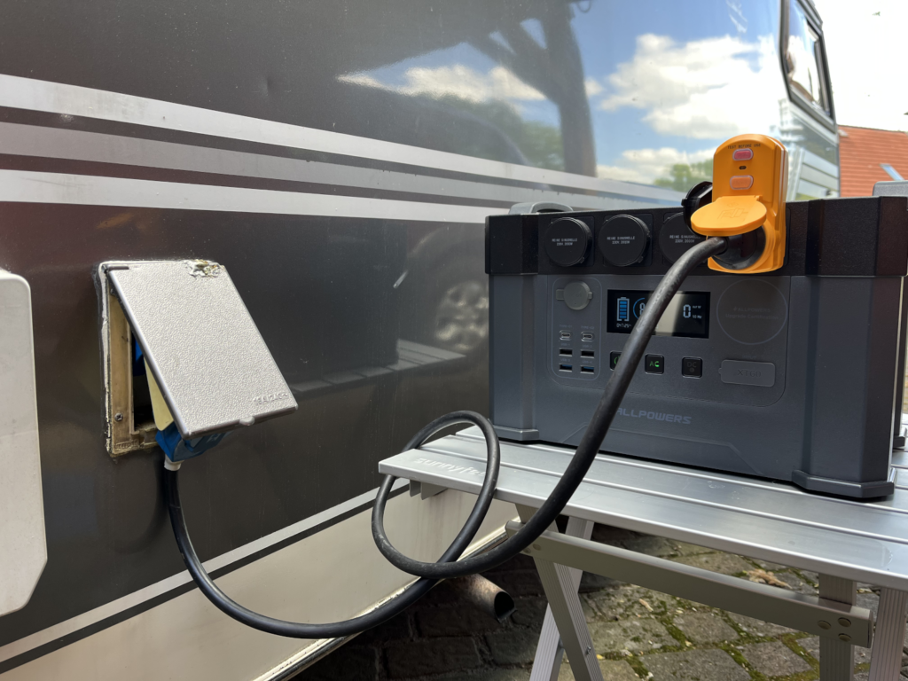 Einspeisen mit Powerstation und Personenschutz Schalter