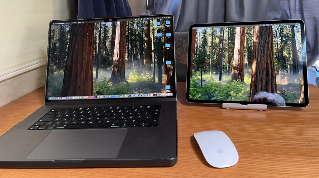 Macbook und iPad als Desktop Erweiterung ohne Ständer