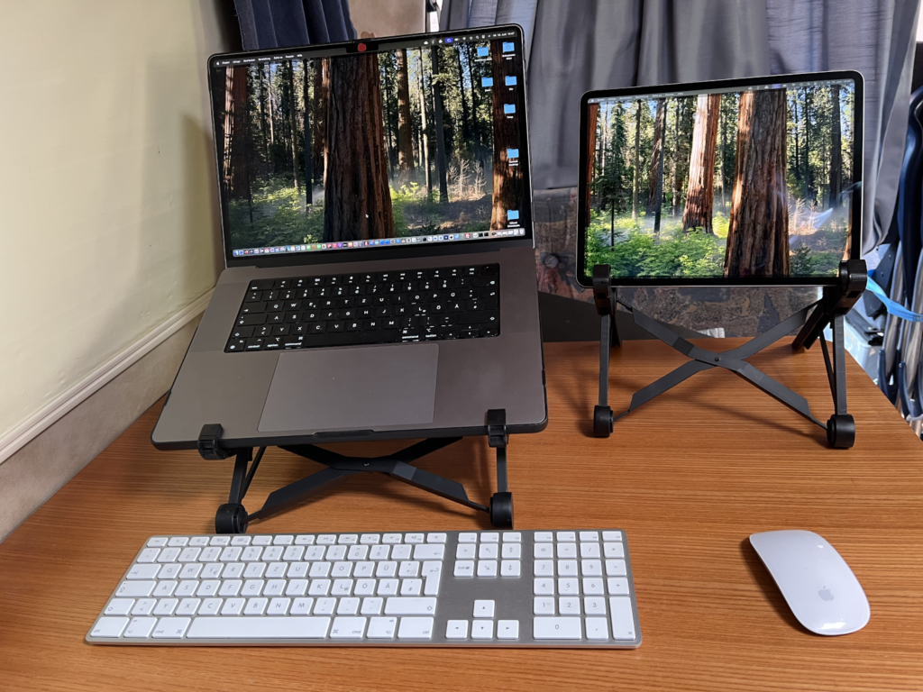Mobiles Arbeiten mit zwei Laptopständern und iPad